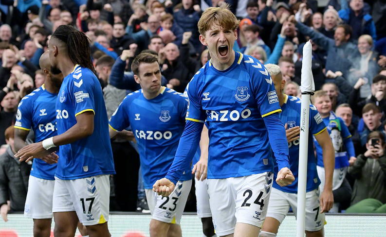 太疼了，萨勒马克尔斯被对手踩中后在地上抽动（萨勒马克尔斯遭对手踩踏，痛得倒地抽搐）