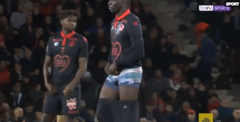 官方：因燃放烟花等行为，拜仁被罚款4.6万欧+关闭主场部分看台（官方通报：拜仁因燃放烟花等违规被罚4.6万欧，主场部分看台将关闭）