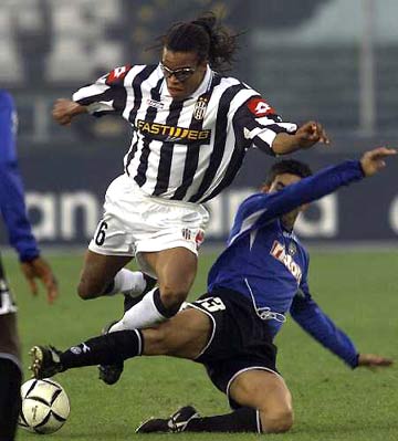 球迷：这球就是不讲道理的那种（球迷：这个球纯属不讲理）