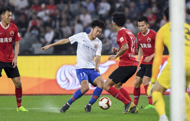 年终大战决赛实时赛况：姆巴佩暂领先C罗248票，火拼持续中（年终终极对决直播：姆巴佩暂以248票优势领先C罗，激战正酣）