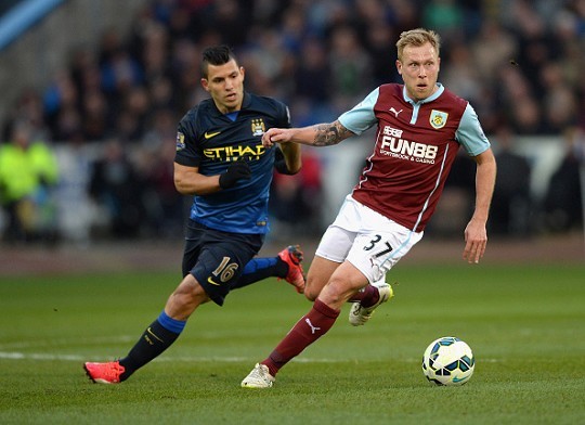 太阳报：麦克托米奈领意甲最佳球员奖，被女友透视着装抢风头（太阳报：麦克托米奈加冕意甲最佳球员，女友透视造型抢镜）