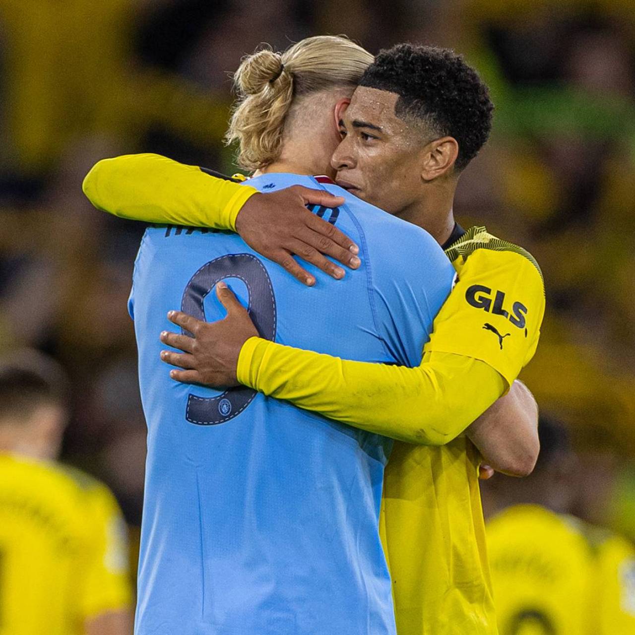 英国女歌手利帕现场观看阿根廷国家德比，并与里克尔梅合影（英国歌手利帕现身阿根廷国家德比，与里克尔梅合影留念）